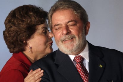 La candidata Dilma Rousseff conversa con el presidente Lula en un acto público celebrado en Brasilia.