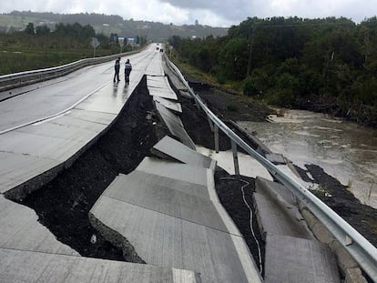 Estrada danificada pelo terremoto em Tarahuin (Chile).