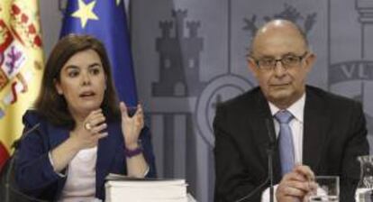 La vicepresidenta del Gobierno, Soraya Senz de Santamara, y el ministro de Hacienda, Cristbal Montoro, durante la rueda de prensa posterior a la reunin del Consejo de Ministros. EFE/Archivo