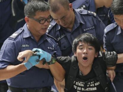 Estudante detido na sede do Governo em Hong Kong.