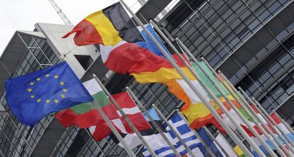 Varias banderas de pa&iacute;ses miembros de la Uni&oacute;n Europea (UE) frente al Parlamento Europeo en Estrasburgo