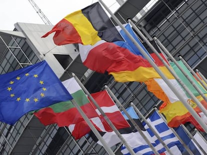 Varias banderas de pa&iacute;ses miembros de la Uni&oacute;n Europea (UE) frente al Parlamento Europeo en Estrasburgo