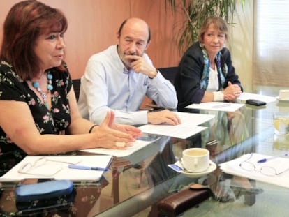 Rubalcaba, entre Cristina Narbona (izquierda) e Inmaculada Rodríguez Piñeiro, miembros de su equipo.