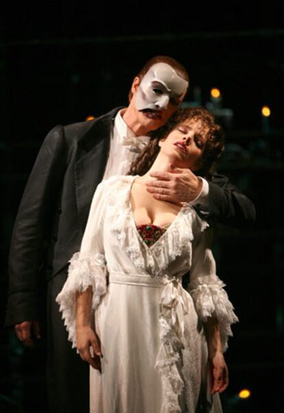 Los actores Howard McGillin y Sandra Joseph, protagonistas del actual montaje de <i>El fantasma de la ópera</i> en Nueva York.