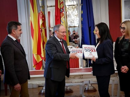 Joan Llinares entrega la memoria del 2023 de la Agencia Antifraude a la presidenta de las Cortes Valencianas, Llanos Massó.