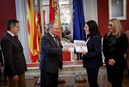 Joan Llinares entrega la memoria del 2023 de la Agencia Antifraude a la presidenta de las Cortes Valencianas, Llanos Massó.