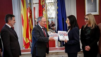 Joan Llinares entrega la memoria del 2023 de la Agencia Antifraude a la presidenta de las Cortes Valencianas, Llanos Massó.