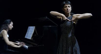 Manuela Nogales (derecha), durante un ensayo de &#039;De claves y declives&#039;.