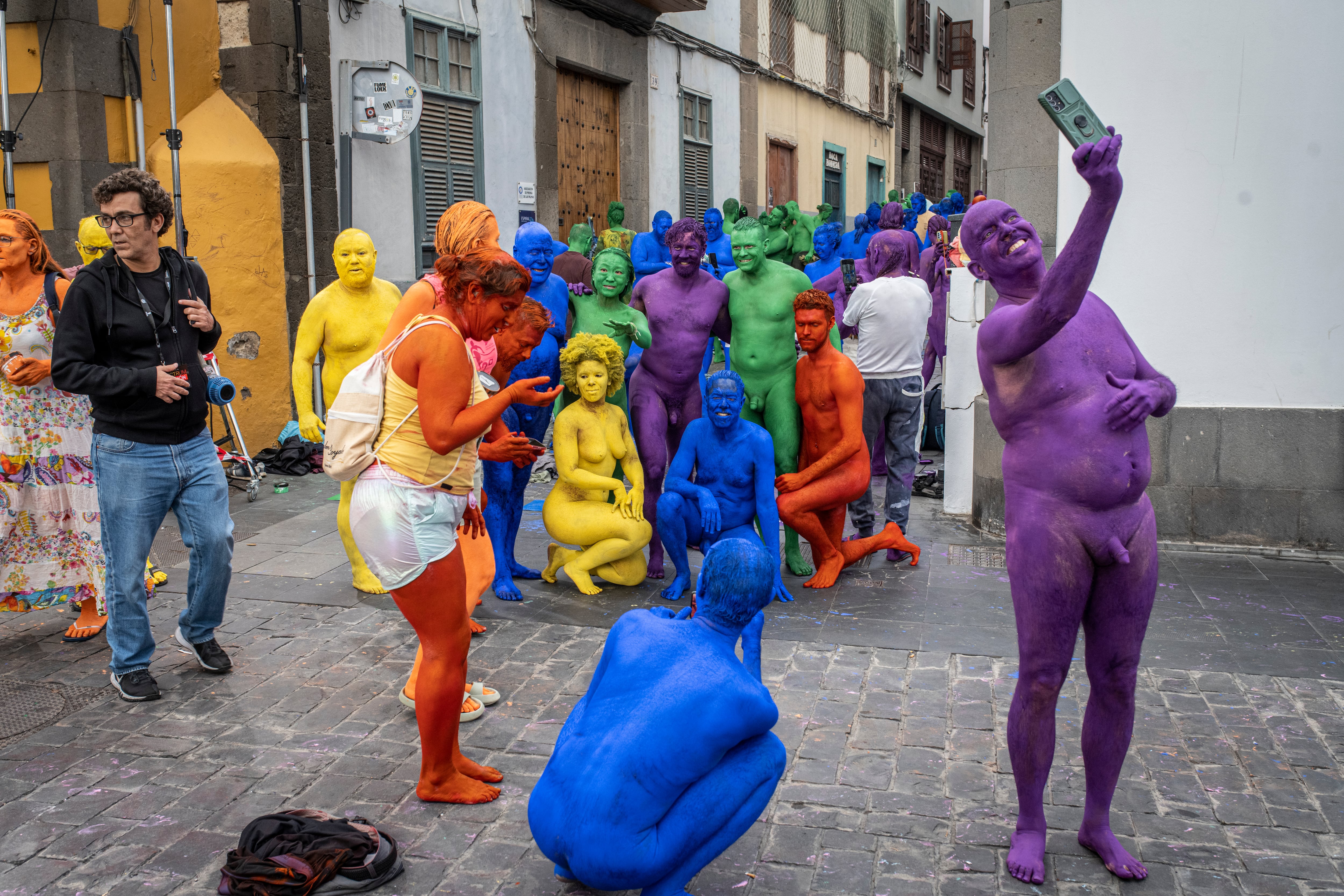 Participantes en la 'performance' 'Gran Spectrum', de Spencer Tunick, este domingo 26 de julio en Las Palmas de Gran Canaria.