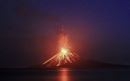 Imagem do Anak Krakatoa, tirada em julho, durante uma de suas erupções.