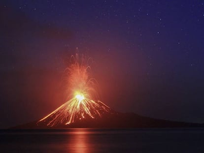 Imagem do Anak Krakatoa, tirada em julho, durante uma de suas erupções.