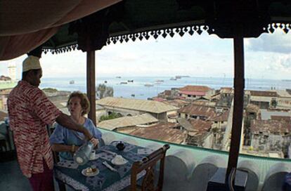 Vista de la ciudad y la bahía, desde un restaurante de Zanzíbar.