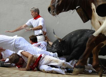 Uno de los toros arrolla a varios mozos durante una carrera que se saldó con tres heridos leves.