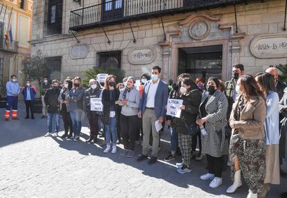 El alcalde de Alcalá la Real (Jaén), Antonio Marino Aguilera, en el centro, junto a Hakima, la madre de Khawla. 