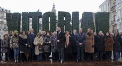 El alcalde de Vitoria, Javier Maroto (en el centro), en la inauguración de la escutura que simboliza a la Green Capital.