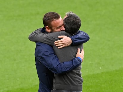 Luis Enrique se abraza efusivamente con Daniel de Rossi, miembro del equipo técnico de Italia, con quien coincidió en la Roma.