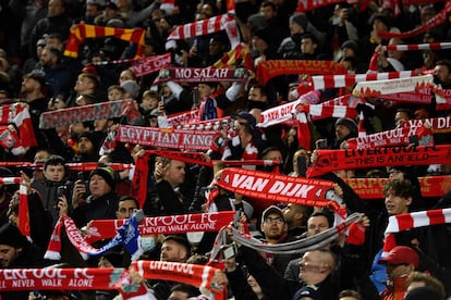 Los aficionados del Liverpool levantan sus bufandas en un partido de Premier League ante el Leicester.
