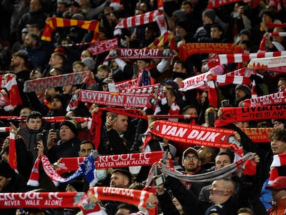 Los aficionados del Liverpool levantan sus bufandas en un partido de Premier League ante el Leicester.