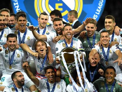 Ramos levanta la copa de campeón de Europa.