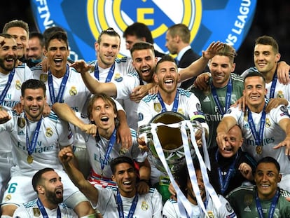 Ramos levanta la copa de campeón de Europa.