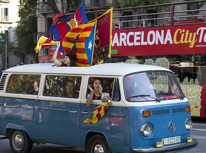 Ambiente festivo por las calles de Barcelona tras ganar el F. C. Barcelona su quinta Copa de Europa.