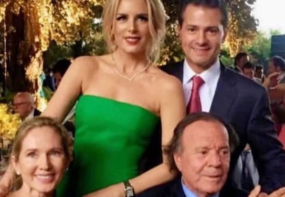 El expresidente de México Enrique Peña Nieto y la modelo Tania Ruiz (de pie), con Julio Iglesias y Miranda Rijnsburguer.