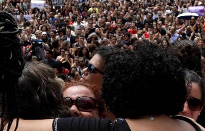 Mulheres se abraçam durante ato em homenagem à vereadora Marielle Franco e Anderson Gomes.