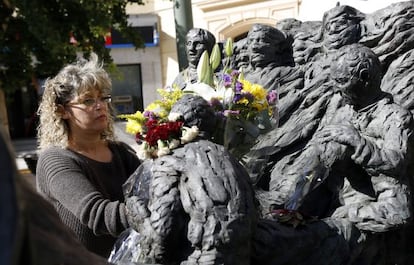 Manuela Lancharro pone flores en el monumento a las víctimas del atentado de la plaza madrileña de República dominicana. 