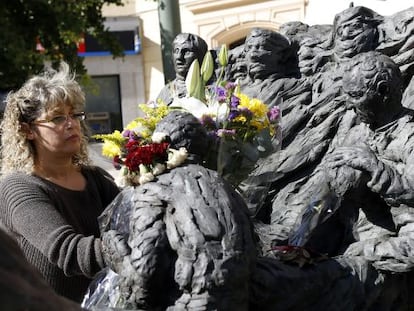 Manuela Lancharro places a bouquet on the monument to 12 civil guards murdered by ETA in Madrid’s Plaza República Dominicana.