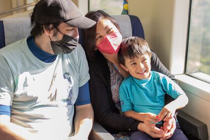 Flor Chao y Rodrigo Cano, vallisoletanos de 37 y 40 años, montan en el convoy junto a su hijo Marcos, que a sus tres años está entusiasmado por la aventura dominical. El niño ha elegido sus fieles manguitos y un cocodrilo hinchable para pasar el día en la costa y disfrutar con papá y mamá de un día diferente. Ambos son hosteleros y aprovechan las escasas libranzas en las que coinciden para escaparse hacia el mar con el menor.