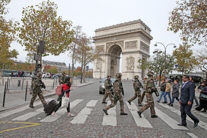 O Exército francês ocupa as ruas de Paris na manhã deste sábado, um dia após a tragédia.