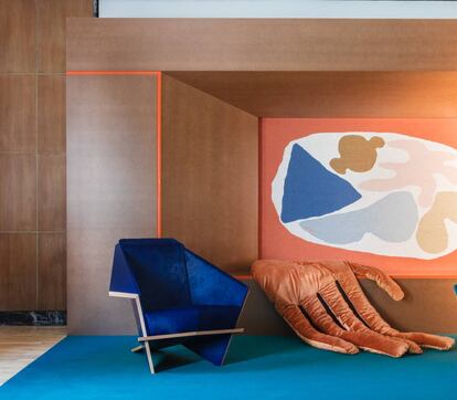 El arquitecto Cito Ballesta se inspiró en el 'hall' del edificio Bankinter proyectado por Rafael Moneo para este set. El tapiz es de Viso Project y las sillas, un diseño de Frank Lloyd Wright editado por Cassina. |