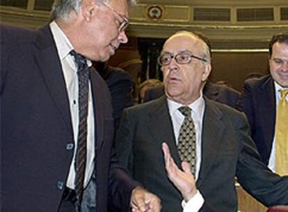 Los dos ex presidentes Felipe González y Leopoldo Calvo - Sotelo comparten comentarios en una sesión del Congreso de los Diputados
