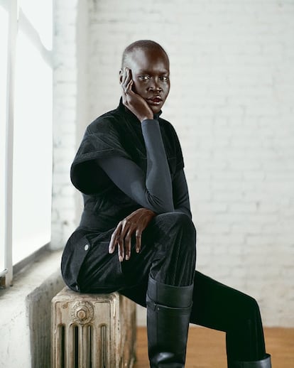 Alek Wek posa con los diseños de A.World, su colección cápsula para Weekend Max Mara.