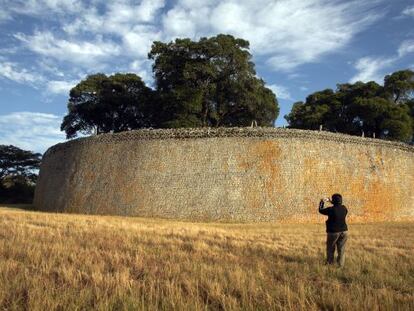 Uno de los muros del principal recinto de piedra de Great Zimbabwe.