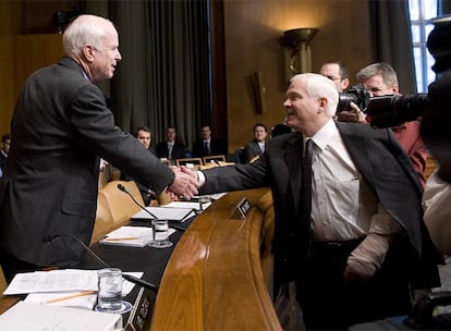 El secretario de Defensa, Robert Gates (derecha), saluda a John McCain en el Capitolio (Washington).