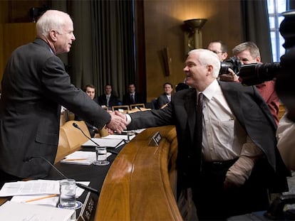 El secretario de Defensa, Robert Gates (derecha), saluda a John McCain en el Capitolio (Washington).