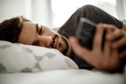 A nivel cognitivo, tenemos una serie de neuronas conocidas como las espejo, que nos hacen absorber el conocimiento del entorno. Cuando estás en un espacio de soledad, pero ves en los demás una continua felicidad, puede hacer que te compares y sientas que eres el problema.