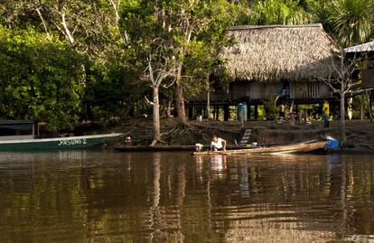 Casa tradicional amazónica a orillas del río Tiputini, dentro del Parque Nacional Yasuní. Las comunidades que habitan en el “pulmón del mundo” utilizan los ríos como vías fluviales para desplazarse.