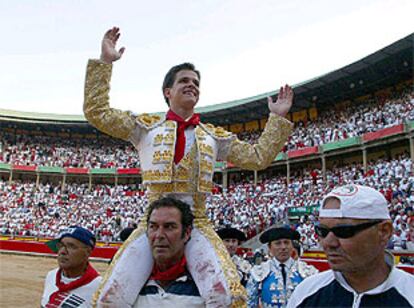 El Juli sale a hombros de la plaza de Pamplona.