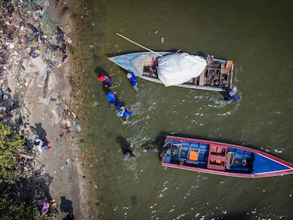 Trabajadores gubernamentales limpian el Lago de Maracaibo, en Venezuela.