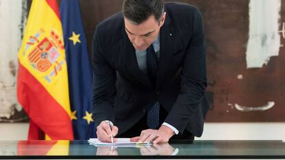 GRAF4141. MADRID, 11/05/2020.- El presidente del Gobierno, Pedro Sánchez, firma este lunes, junto a los líderes de las patronales CEOE y Cepyme y de los sindicatos UGT y CCOO del pacto que alcanzaron la pasada semana para prorrogar los expedientes de regulación temporal de empleo (ERTE) más allá de la vigencia del estado de alarma.