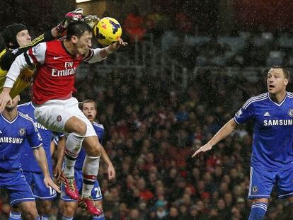 Cech despeja ante Özil y la mirada de Terry.