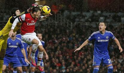 Cech despeja ante Özil y la mirada de Terry.