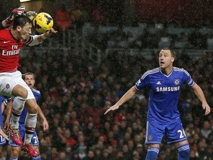 Cech despeja ante Özil y la mirada de Terry.