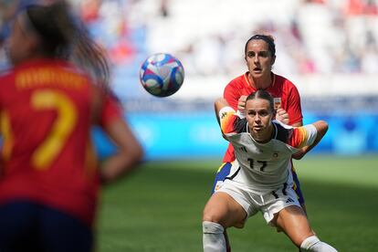 Klara Buehl,de Alemania, y Oihane Hernández, de España, disputan un balón aéreo.