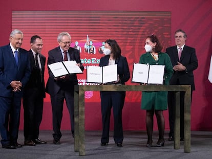 La firma del acuerdo entre el Gobierno mexicano y laboratorios que desarrollan vacunas contra la covid-19.