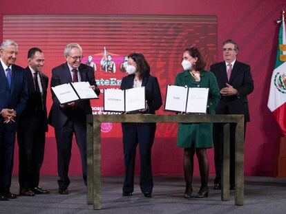 La firma del acuerdo entre el Gobierno mexicano y laboratorios que desarrollan vacunas contra la covid-19.