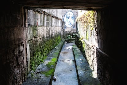 Na rua Havaí, altura do número 858, mais uma das travessas da Pompeia onde o rio está canalizado. Está rua acaba dentro de uma vila fechada.