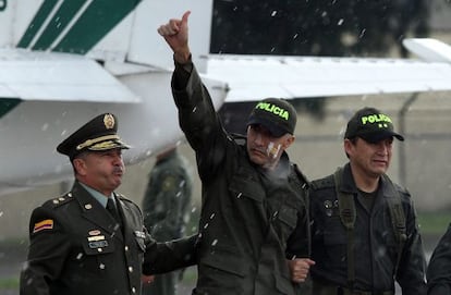 El sargento de la policía colombiana Luis Alberto Erazo (en el centro) a su llegada a Bogotá.